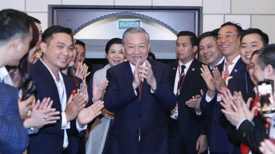 Party leader meets with embassy staff, Vietnamese community representatives in Russia